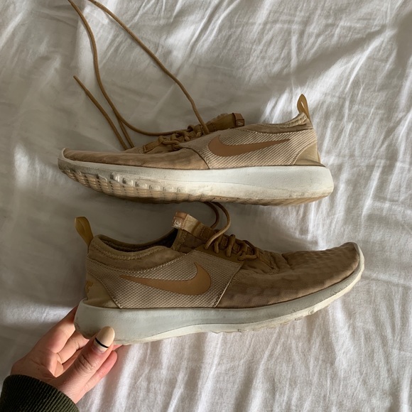 tan nike tennis shoes